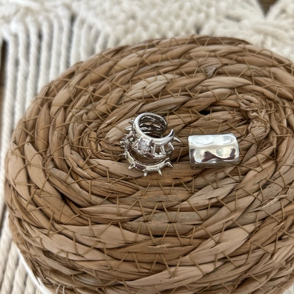 URBAN OUTFITTERS Bundle of Silver Chain Bracelet and ear cuff earrings set of 2 - Picture 10 of 13